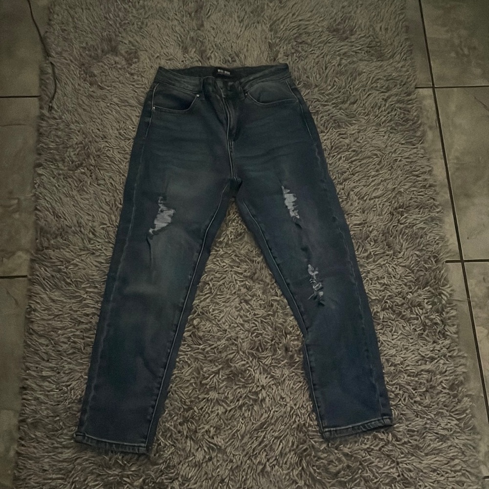 Just trying to get ride of some old clothing 😤👍